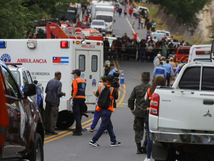 Al menos 11 muertos y una veintena de heridos al caer autobús por un puente en Honduras