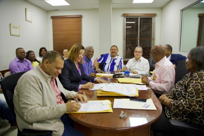 Alcalde Carlos Guzmán inscribe candidatura a la misma posición