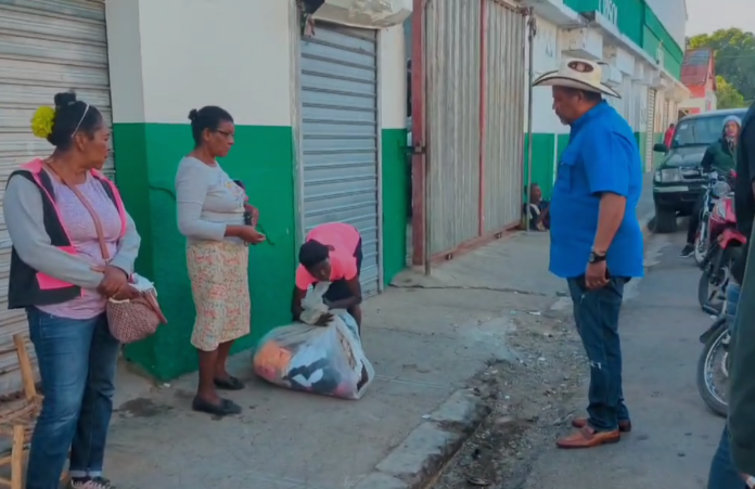 Alcalde de Dajabón se empantalona y saca a los haitianos que vendían en el mercado de las verduras