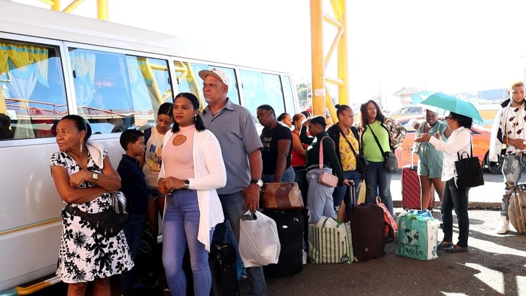 Asi esta el flujo de pasajeros en terminal de autobuses