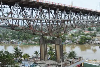 Proceso.com.do : El Puente de la 17; un peligro para quienes viven debajo  de la estructura