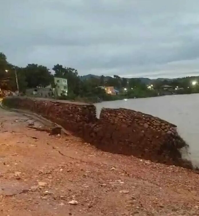 Caída del muro en Río Nigua arrastra vivienda