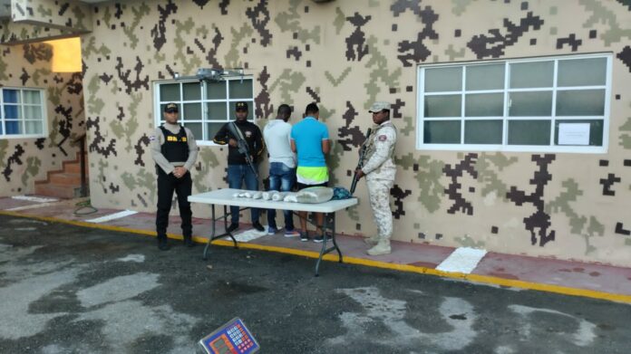 Cesfront y DNCD ocupan 16 libras de marihuana en Pedernales; apresan dos