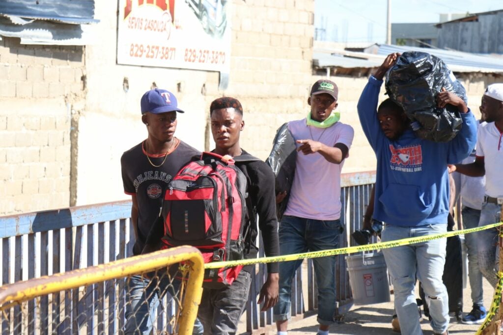 Cientos de haitianos dejan la Republica Dominicana para retornar hacia