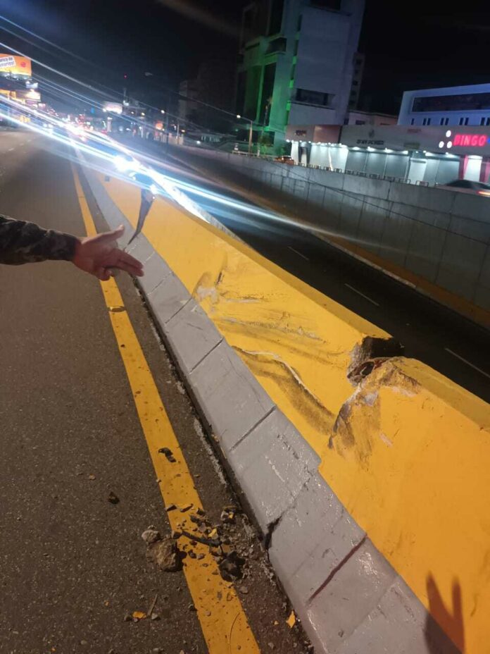 Conductor se estrella contra paso a desnivel de av. 27 de Febrero con Tiradentes