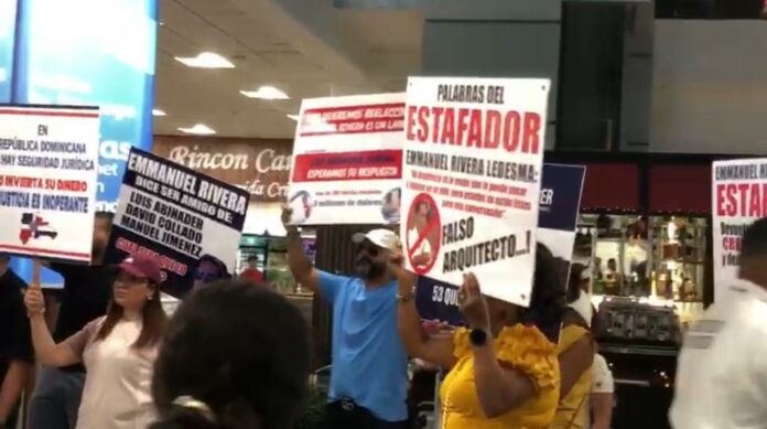 Continúan las manifestaciones de estafados por IndisArq; esta vez en el AILA