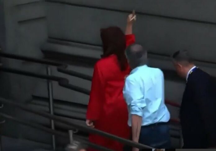 Cristina Fernández muestra gesto obsceno antes de la asunción de Milei