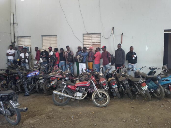 Detienen 17 haitianos indocumentados que viajaban en una yipeta