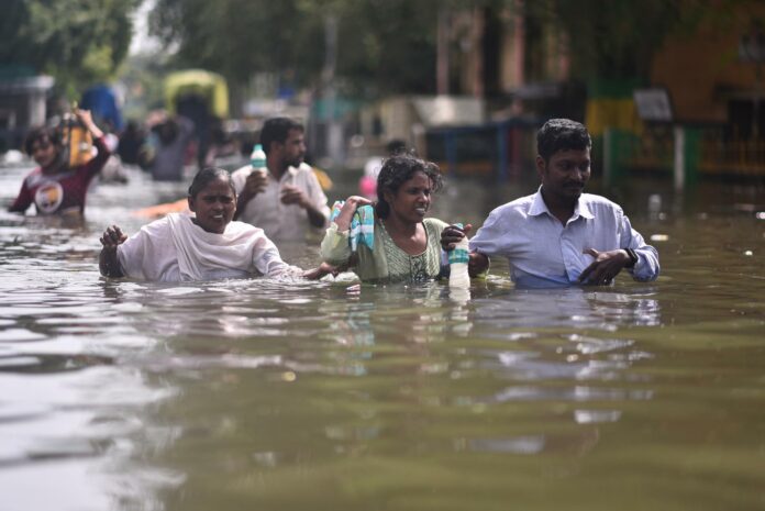 El ciclón Michaung comienza a tocar tierra en el este de la India y deja ya 8 muertos