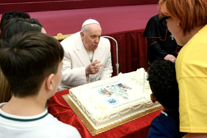 El papa celebra su 87 cumpleaños con una fiesta circense y rodeado de niños