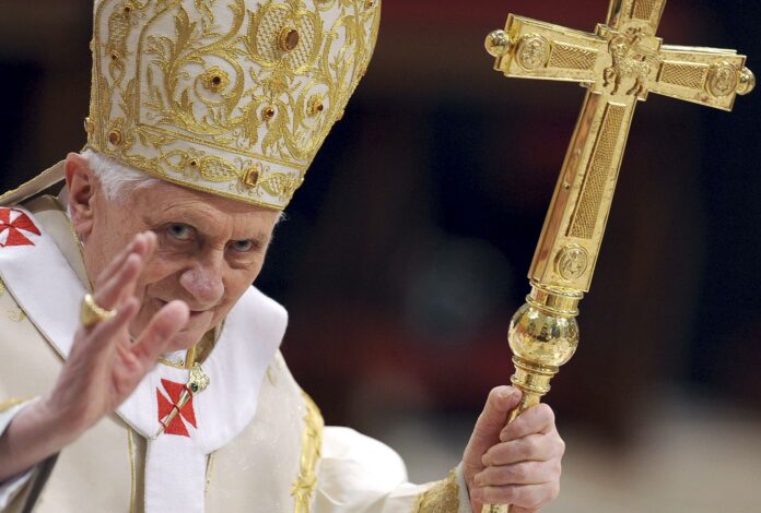 El papa expresa su “afecto, gratitud y admiración” por Benedicto XVI a un año de su muerte