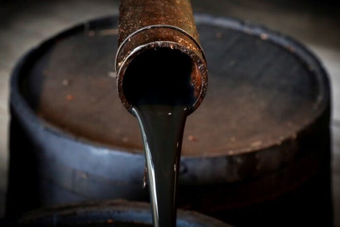 El petróleo de Texas abre con una leve bajada del 0,33 %, en 75,32 dólares el barril
