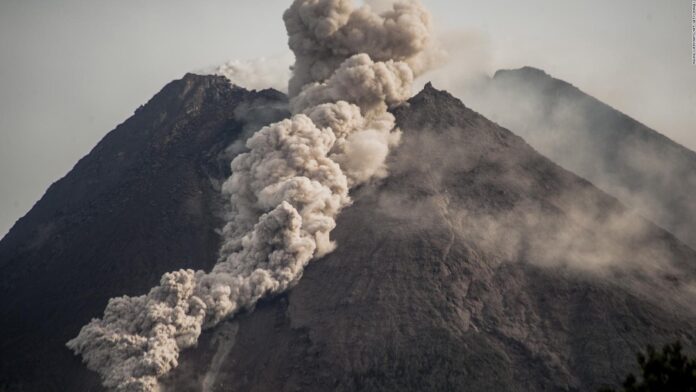 El volcán Marapi de Indonesia entra en erupción por segundo día consecutivo