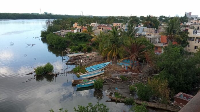 Entidades piden reubicar familias que viven en barrios de la rivera del río Higuamo