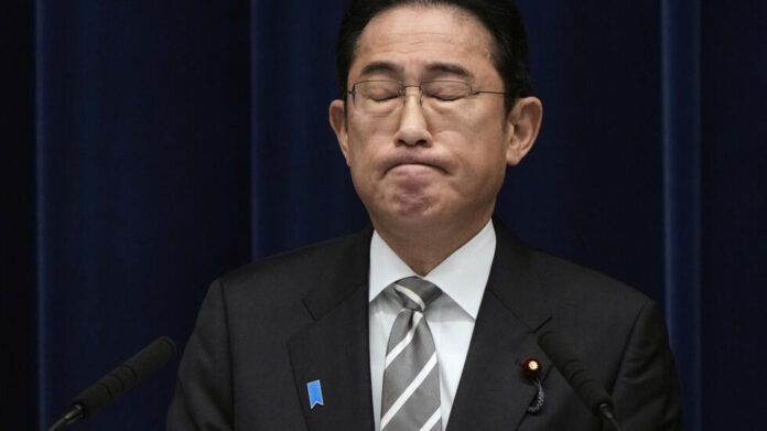 Escándalo financiero sacude partido gobernante de Japón