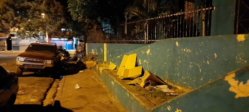 Fotos Basura desorden hedor y abandono bordean Comedor Economico de