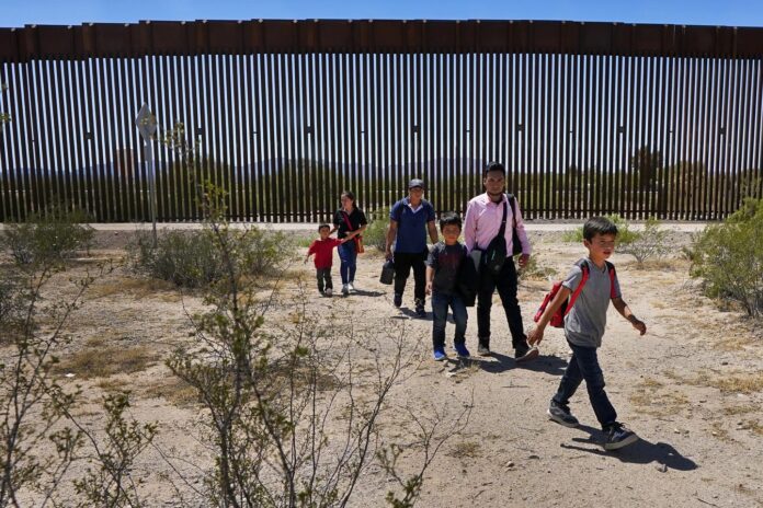 Funcionarios fronterizos de EE. UU. están cerrando un cruce remoto en Arizona debido a la abrumadora llegada de inmigrantes