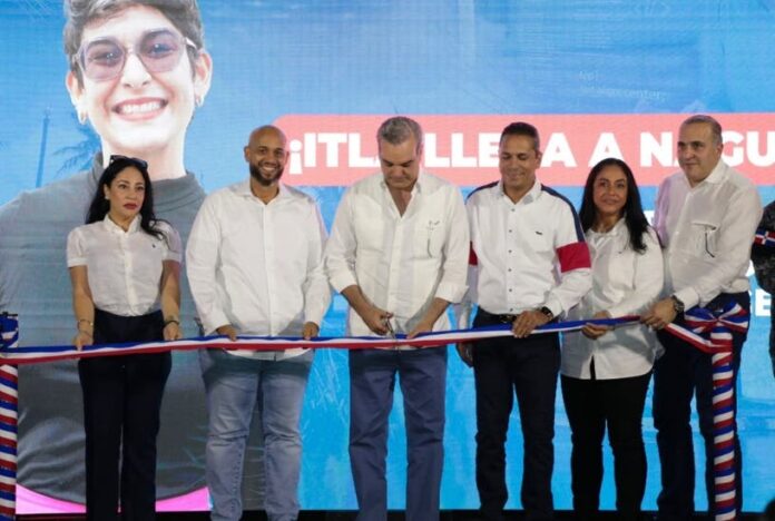 Gobierno inaugura obras en Nagua; inician parque Solar Azul