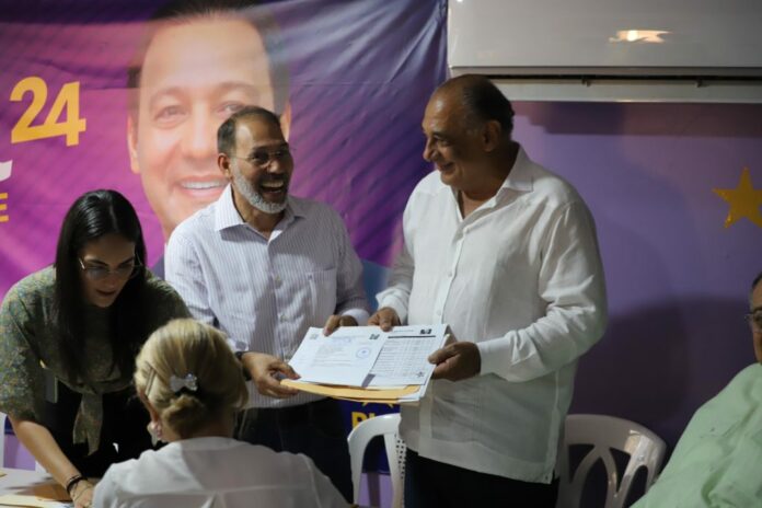 Inscriben a Víctor Fadul como candidato alcalde por Santiago