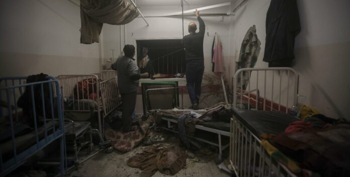 Israel ataca 2 hospitales Gaza y permite entrada ayuda por su frontera