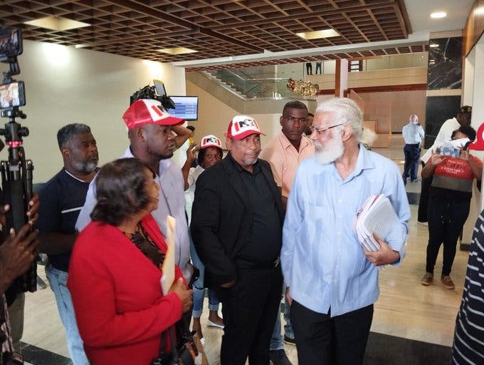 Juan Hubieres se querella en PGR por supuesta estafa del