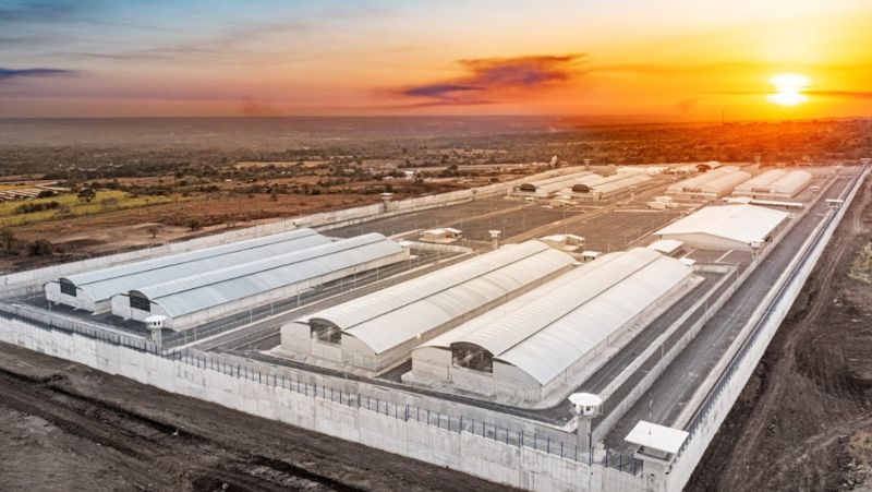 La cena de Navidad en la megacarcel de Bukele