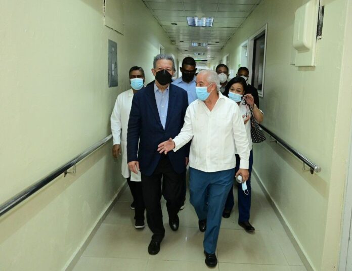 Leonel visita hospital Salvador B. Gautier y denuncia Abinader tiene centros de salud abandonados