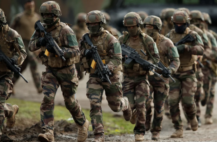 Francia anunció que recibirá a 2,000 soldados ucranianos para entrenarlos