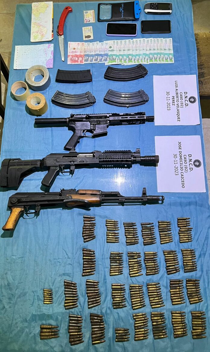 MP y DNCD apresan  extranjeros con fusiles de asalto y municiones