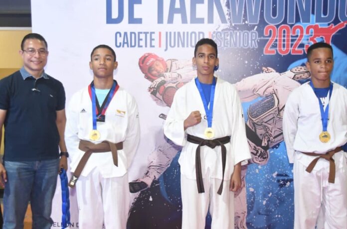 MP y Santiago dominan el superior de taekwondo