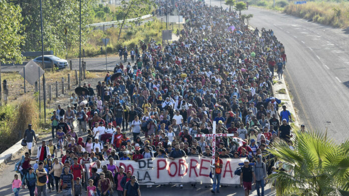 Miles de migrantes se dirigen hacia la frontera sur de EE.UU.