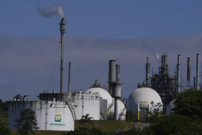 Petroleras en cumbre climática prometen reducir metano; según ambientalistas