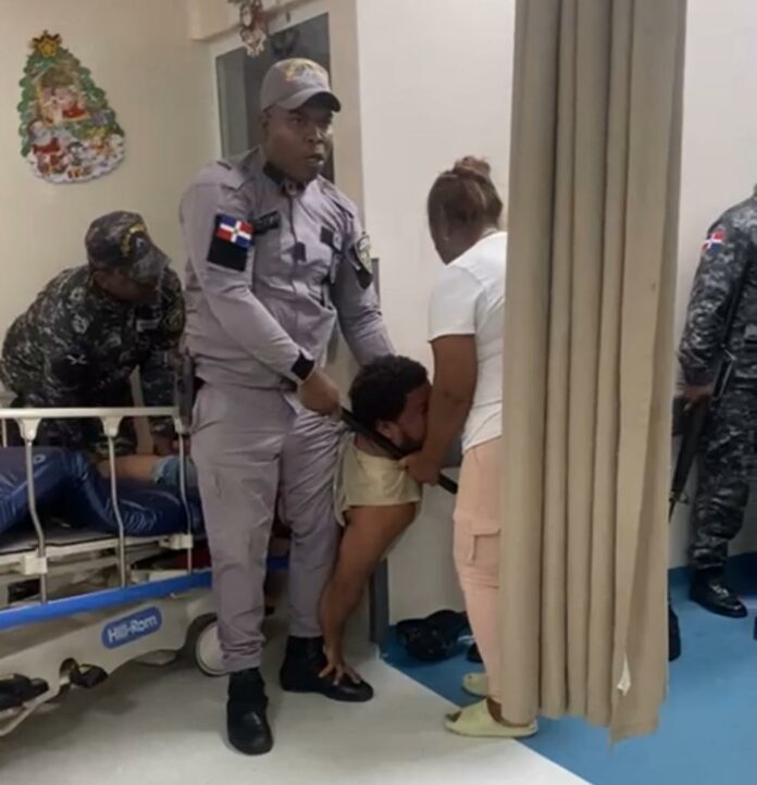Policía agrede a un joven dentro de hospital en Bonao