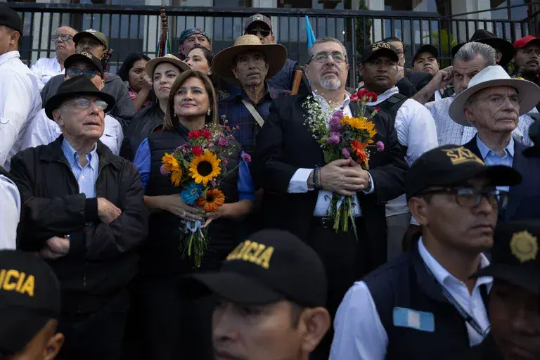 Presidente electo de Guatemala encabezo una masiva protesta pacifica contra.webp