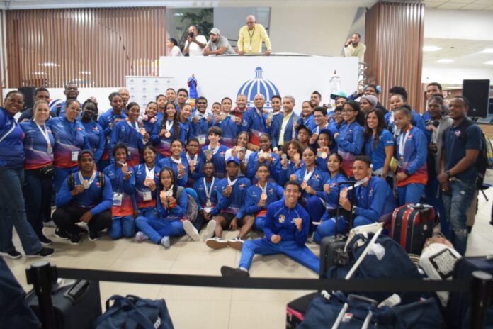 Reciben atletas RD fueron a Juegos Escolares Venezuela