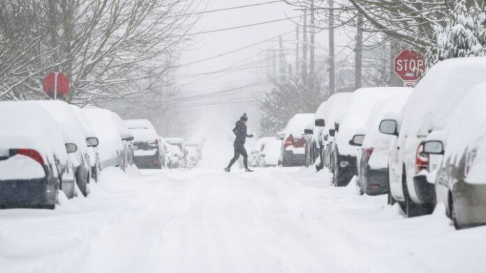 Se complica movilidad en USA por tormenta de nieve en Navidad