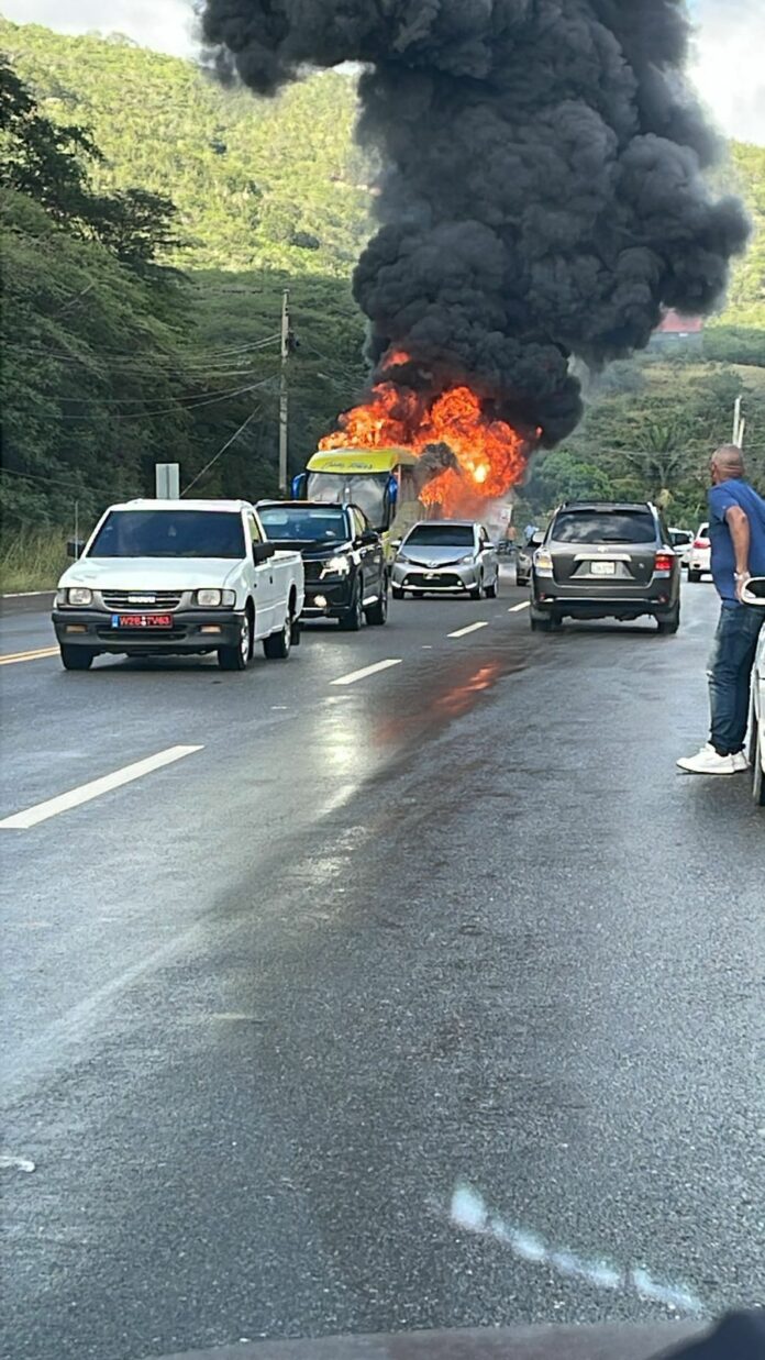 Se incendia autobús en la carretera Puerto Plata-Navarrete