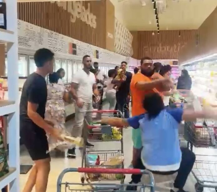 Se registra fuerte altercado entre clientes de un supermercado