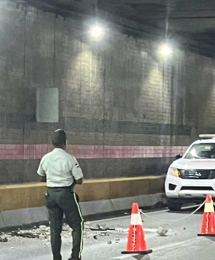 Video: cae parte del techo del túnel largo de la  27 Febrero y provoca caos en el tránsito