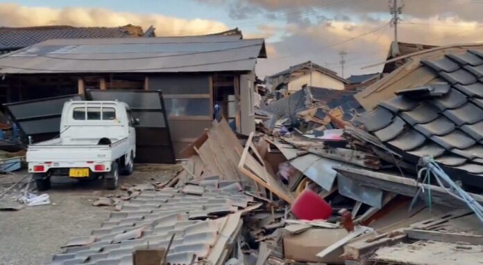 Tsunami golpea Japón tras terremoto de 7.6 grados; se reportan personas atrapadas