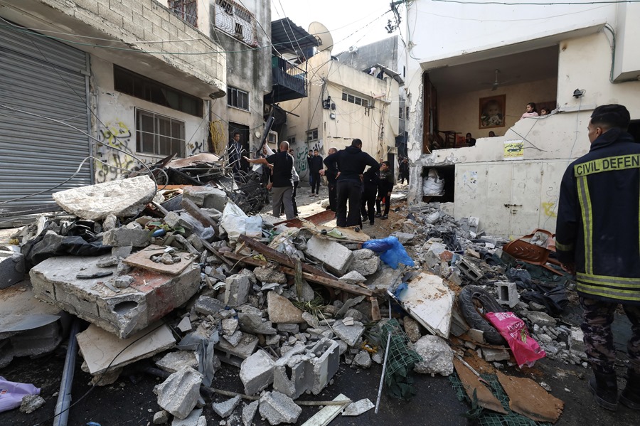 Los palestinos inspeccionan los daños tras una incursión del ejército israelí en el campo de refugiados de Nur Shams