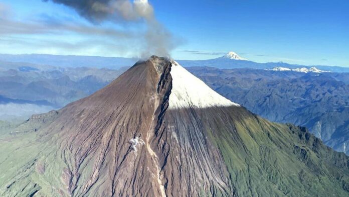Registran caída de ceniza de volcán en Ecuador