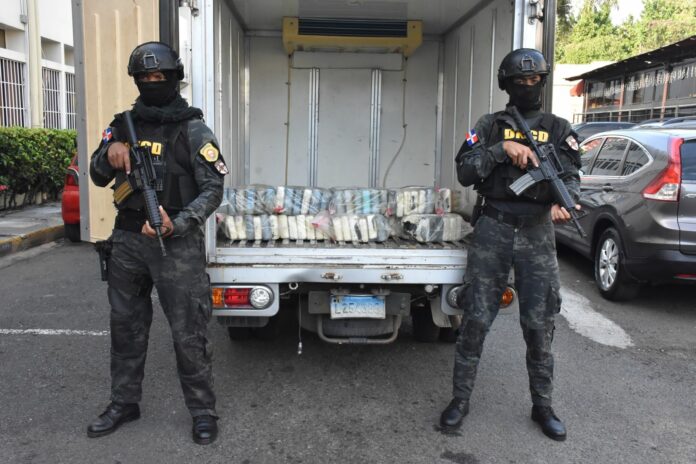 Autoridades incautan 114 paquetes de presunta cocaína escondidas en contenedor