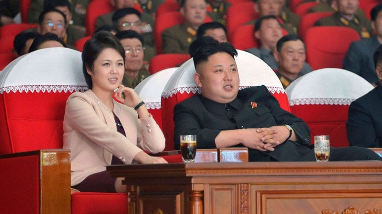 Kim Jong-un y su esposa. 
