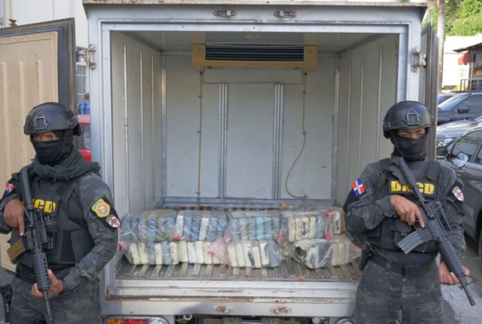 Tenían 114 paquetes de cocaína escondidos en contenedor