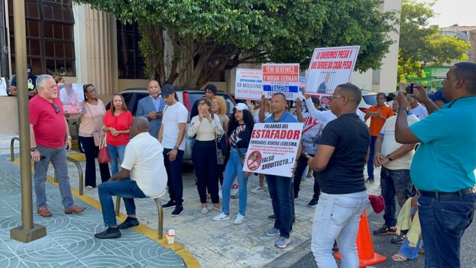 Estafados protestan contra Emmanuel Rivera previo a conocimiento de coerción