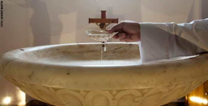 Arzobispo pide a mujeres que menstrúan que no beban agua bendita