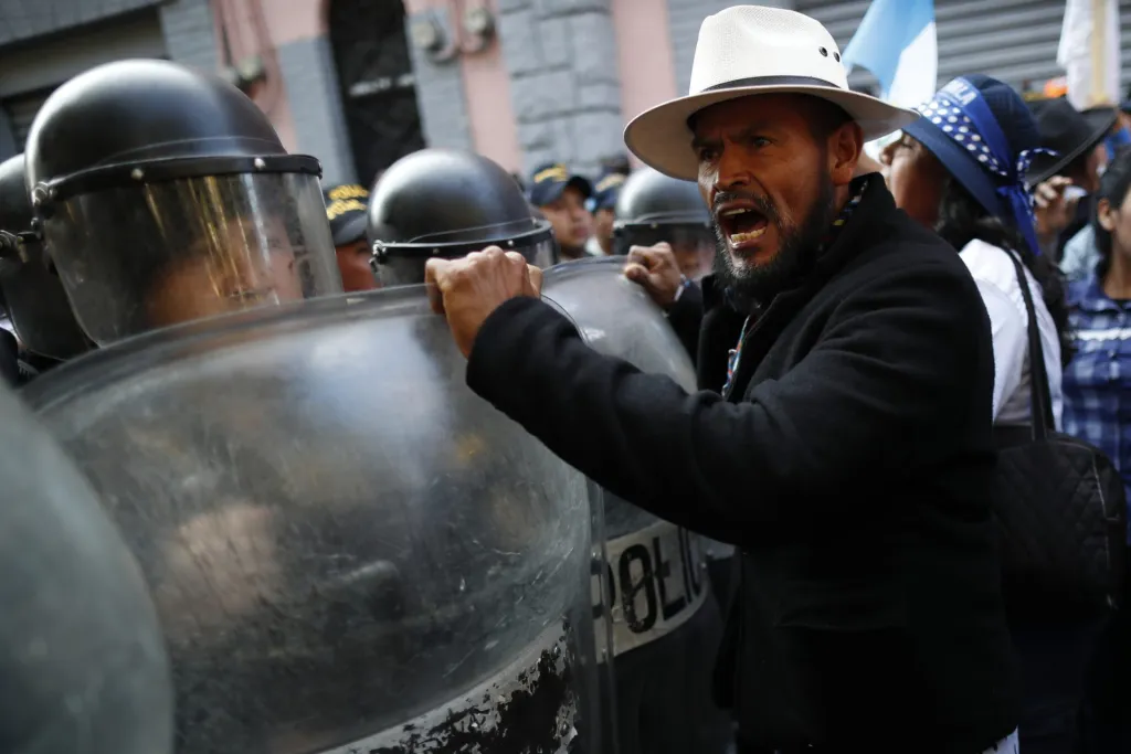 Manifestantes gritan hoy arengas para exigir a los legisladores que permitan la investidura presidencial de Bernárdo Arévalo, en las afueras del Congreso en Ciudad de Guatemala (Guatemala). EFE/ Bienvenido Velasco 