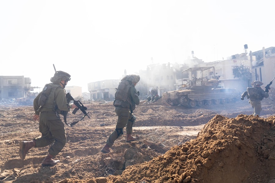 El Ejército israelí anuncia que ha logrado rodear Jan Yunis
