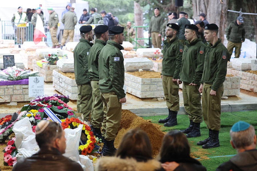 Soldados israelíes frente a la tumba del soldado israelí de las FDI Hadar Kapeluk durante su funeral, en el cementerio militar del Monte Herzl en Jerusalén